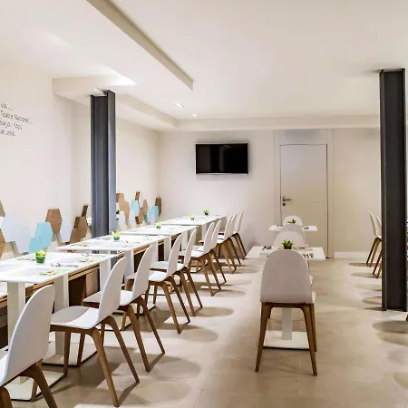 Ibis Styles Centre 2*