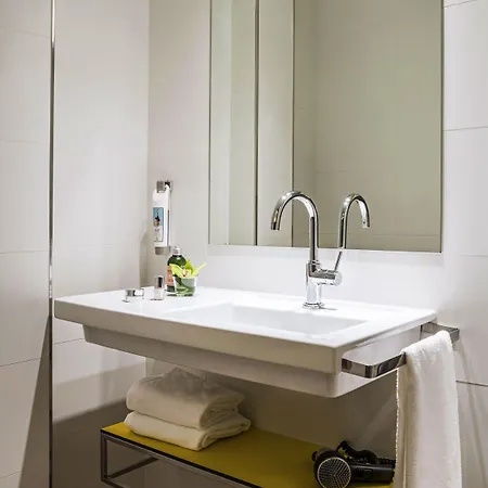 Ibis Styles Centre 2*