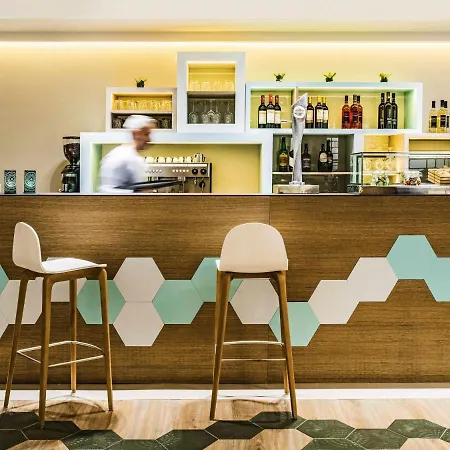 Ibis Styles Centre 2*